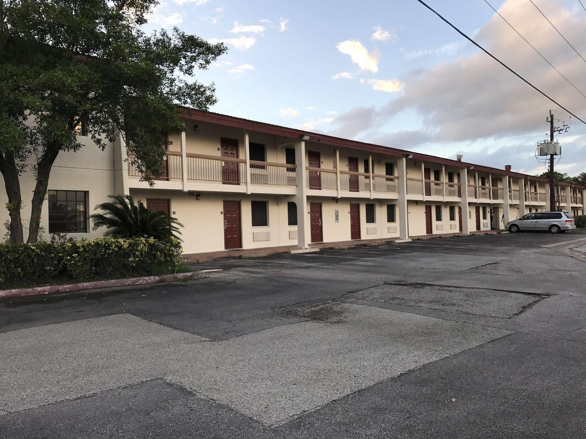 Red Roof Inn Houston East I-10 Екстериор снимка