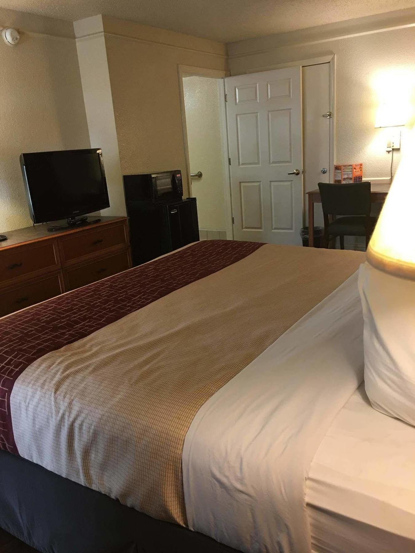 Red Roof Inn Houston East I-10 Екстериор снимка